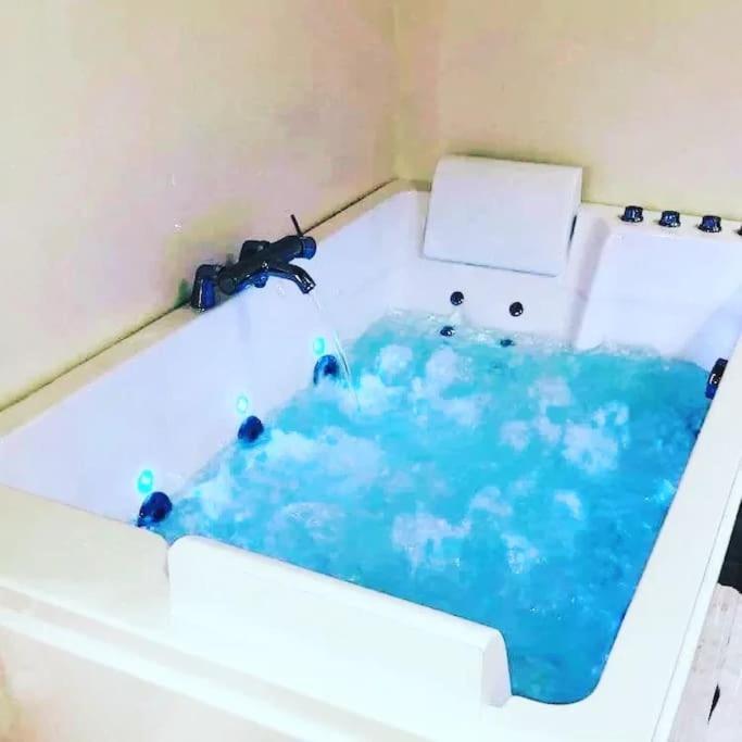 L'Atelier Des Reves Un Moment Magique Spa Prive Beaune  Exterior foto